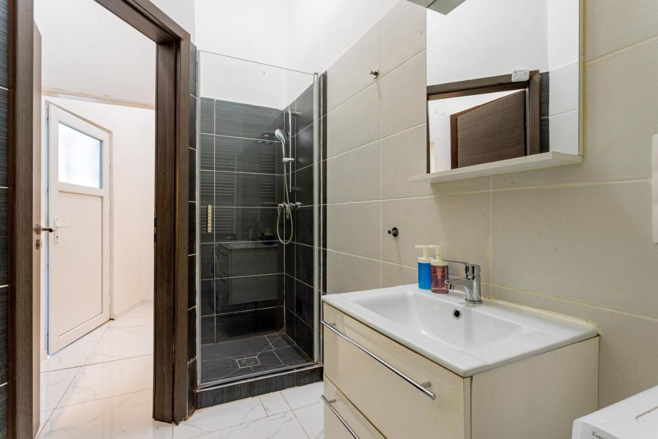 Modernized Condo At Kiraly 51 บูดาเปสต์ ภายนอก รูปภาพ